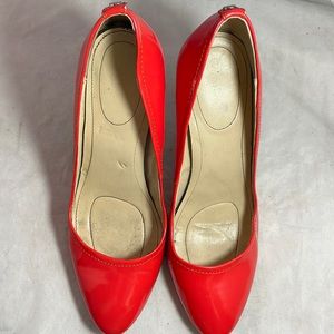 Calvin Klein Orange Patent Leather Almond shaped closed toe whinnie pumps Size 9